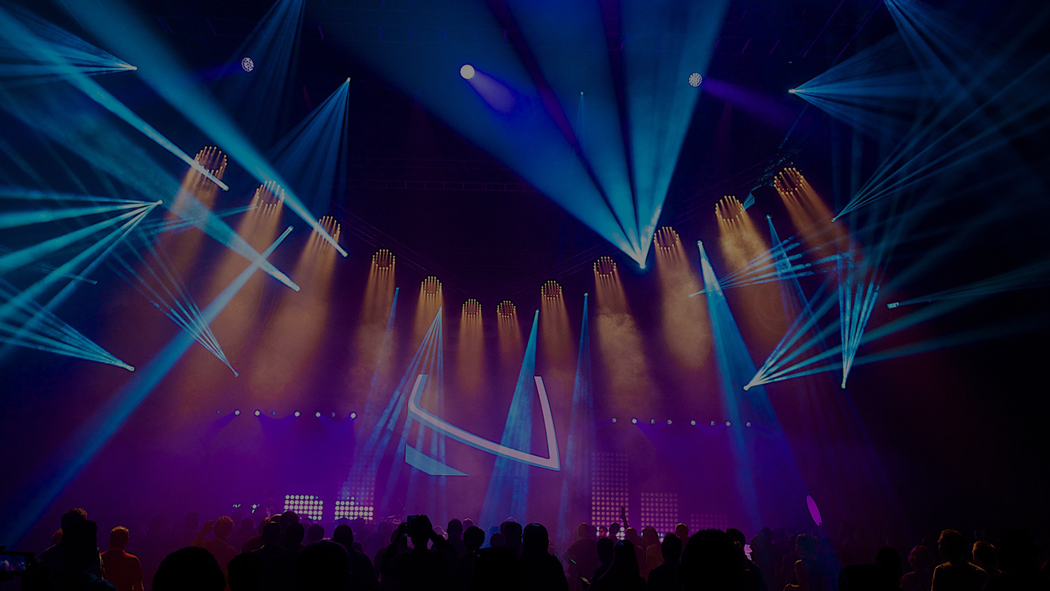 Поставка и монтаж светового, мультимедийного оборудования, сценических конструкций